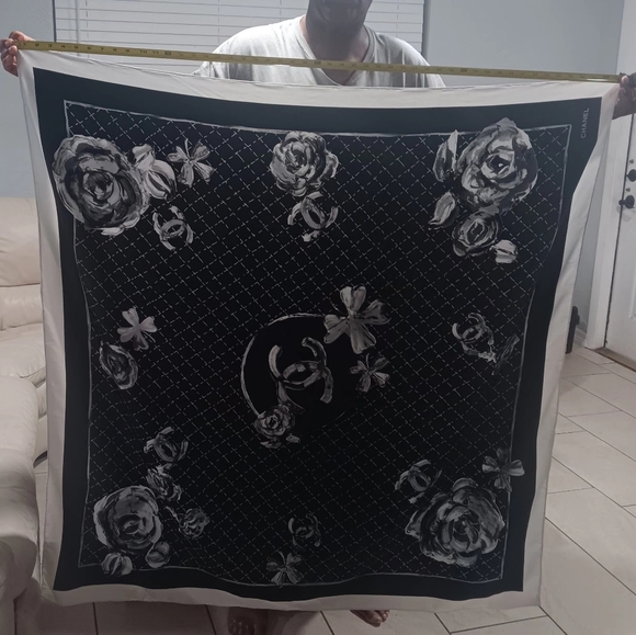 Extra large Chanel scarf - Picture 8 of 13